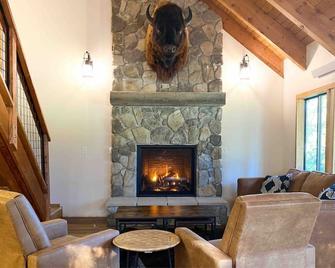 Buffalo Cabin -charming Alpine retreat w/ king bed - Alpine - Living room