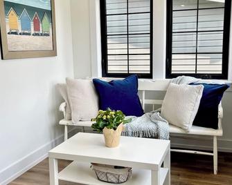 House in Crystal Beach! - Fort Erie - Living room