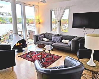 Lakefront Cottage | Hot Tub, Dock & Boats, view - Westport - Sala de estar