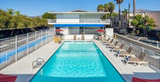 Motel 6 Santa Barbara State Street - Santa Barbara - Zwembad