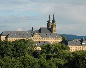 3-star non-smoking holiday apartment with balcony and free parking directly at the house - Bad Staffelstein - Gebouw