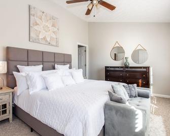 Decatur Gem w/King Bed, WiFi & Parking - Decatur - Bedroom