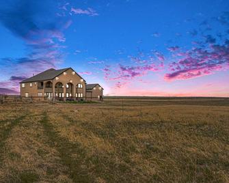 Family Retreat W Fireplace & Patio - Hudson - Edificio