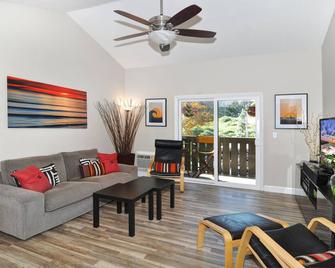 May Special 85/Nt Vacation In Style! Beautiful Condo! Walk To Beach! - Dana Point - Living room