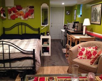 Independent Bedroom Suite with Private Bathroom - Baltimore - Bedroom