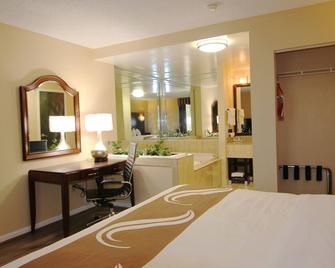 Quality Inn & Suites - Franklin - Schlafzimmer