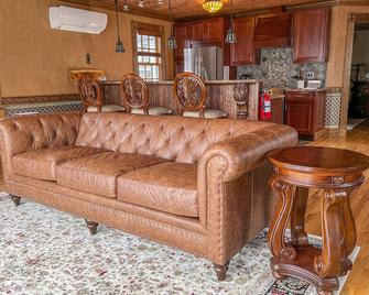 Luxury Bayfield Apartment with Deck, View of Lake Superior & California King Bed - Bayfield - Living room