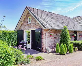 Awesome home in Udenhout with WiFi - Udenhout - Building
