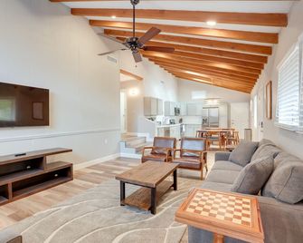 Hot Tub & Patio: Modern Sedona Home! - Sedona - Soggiorno
