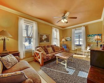 Beautiful Beach House & Cottage On Park Point, Short Beach Walk To Canal Park - Duluth - Living room