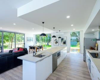 Serenity Halls Gap 4 Absolute Np Frontage - Halls Gap - Kitchen