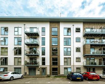 Alder House Serviced Apartment Maidenhead by 360stays - Maidenhead - Building