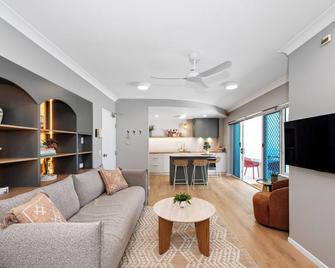 Koola Beach Apartments Bargara - Bargara - Wohnzimmer