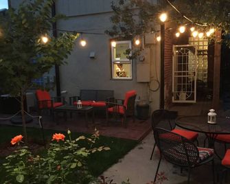 Highland Square Cutie-Charming house-walking distance to restaurants/shops - Denver - Patio