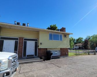 Charming 2-bedroom apartment with WiFi, AC in quaint Orem - Orem - Building