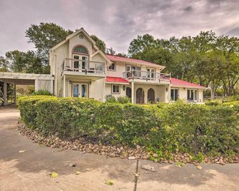 Modern Lake Conroe House with Lakefront Park and Deck! - Willis - Edificio