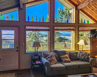 Dog-friendly beachfront cabin with ocean views & private path to beach - Copalis Beach - Living room