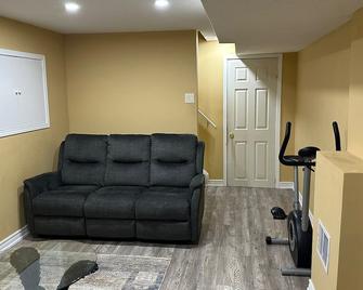 1 bedroom basement suite with spacious living room and laundry, no kitchen. - Brampton - Living room