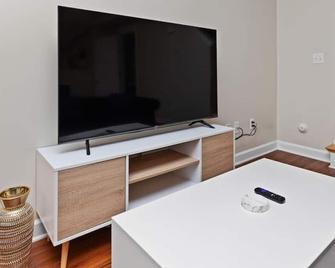 Affordable 2-BR Heart of Detroit - Detroit - Servicio de la habitación