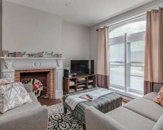 Retreat On The Creek - Businees Travelor Or Weekend Getaway. Historic District. - Frederick - Living room