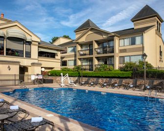 توفتريز جولف ريزورت - ستيت كوليج - حوض السباحة