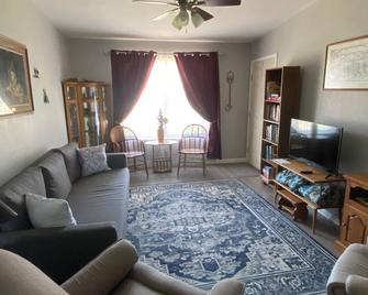 Family friendly home that is centrally located. 15 minutes from Sheppard AFB. - Wichita Falls - Living room