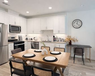 Hot pool comfort 3 bedroom and 3 bath Villa close to Ontario airport - Ontario - Kitchen