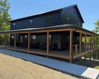 Unplug & Unwind: Private 4BR Farmhouse with Wraparound Porch & Scenic Views - Carrollton - Будівля
