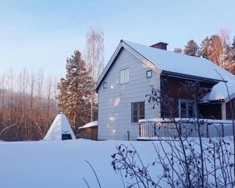 Cozy Zweeds huis met openhaard en grote tuin - Ramsele - Edificio