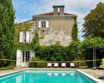 Maison de Maître with swimming pool for 12 people near Angoulême - Vindelle - Piscina