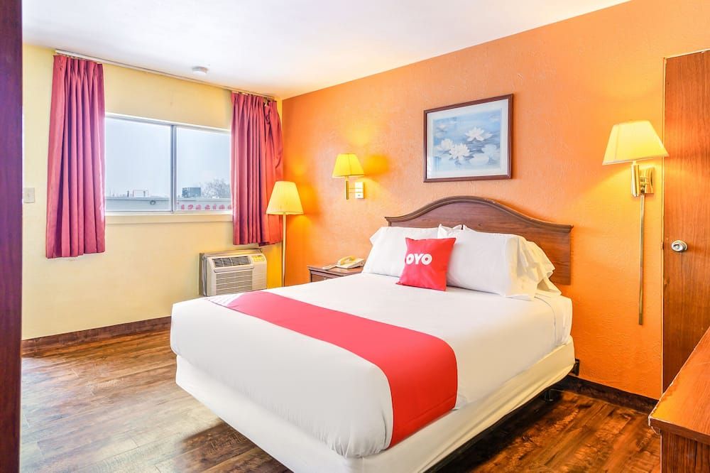 Bedroom view of OYO Hotel Downtown Peoria I-74