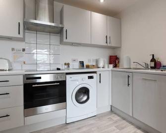 Spacious 2 Bedroom Flat with Parking - Portsmouth - Cuisine