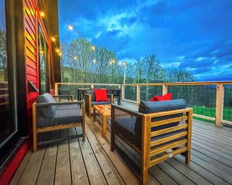 Modern barn perched on 24 acres w/ stunning views of mountains & ski resort - Morrisville - Balcón