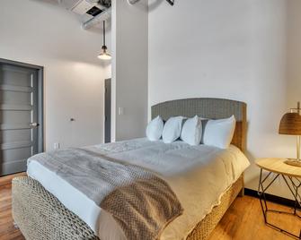 The Brewer's Lofts Above Grand Strand Brewing - Myrtle Beach - Bedroom
