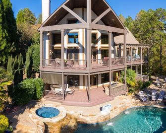 Gorgeous lakefront home with infinity pool, pickleball court, stunning lake view - Dawsonville - Gebäude