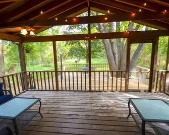 Wooded refuge in the heart of the city - Bloomington - Patio