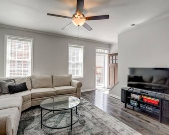 Beautiful Home w/ Private Yard! Walkable to Markets, Coffee Shops & More! - Lancaster - Living room