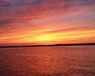 Beautiful Waterfront Home On Lake Petenwell, Close To Wisc Dells And Sand Valley - Arkdale - Vista del exterior
