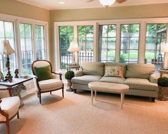 Bright, sunny, and immaculate classic Southern home in the Park Cities area! - Dallas - Living room
