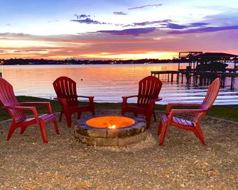 Relaxing Sunset Retreat on Lake Clay with Private Dock, Beach, and Game Room! - Lake Placid - Binnenhof