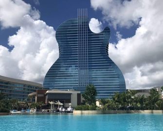 Luxury Stay Waterfront at Blue Lagoon | Pool | Fenced Yard | Prime Location Dog OK - Fort Lauderdale - Building