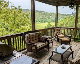 Welcoming home overlooking lake with forested hill country views - Leander - Balcón