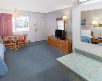 Redwood Inn - Crescent City - Living room