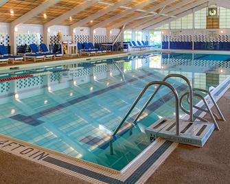 Adorable condo with patio, shared pool, & hot tub - close to the water - Brewster - Pool