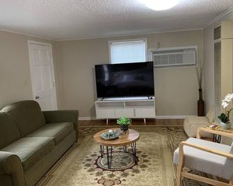 Stylish Studio near Hernando Town Square! Great Location! - Hernando - Wohnzimmer