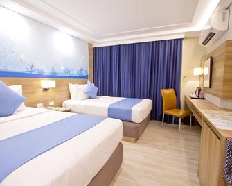 Makati Crown Regency Hotel - Makati - Bedroom