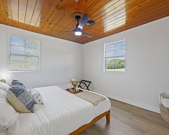 Whispering Oak Cabin- Lakefront Getaway With A Jacuzzi In Texoma Shores Resort - Madill - Slaapkamer