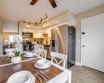 Renovated Munster Condo - 15 Mi to Lake Michigan! - Munster - Dining room