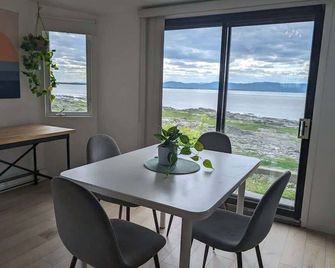 Chalet Studio #5 Waterfront with Spa Fireplace & Wifi - Cap-Saint-Ignace - Dining room