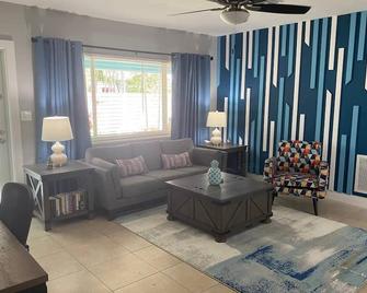 Wfh: Real Desk & Office Chair, Redundant Wifi - Fort Lauderdale - Sala